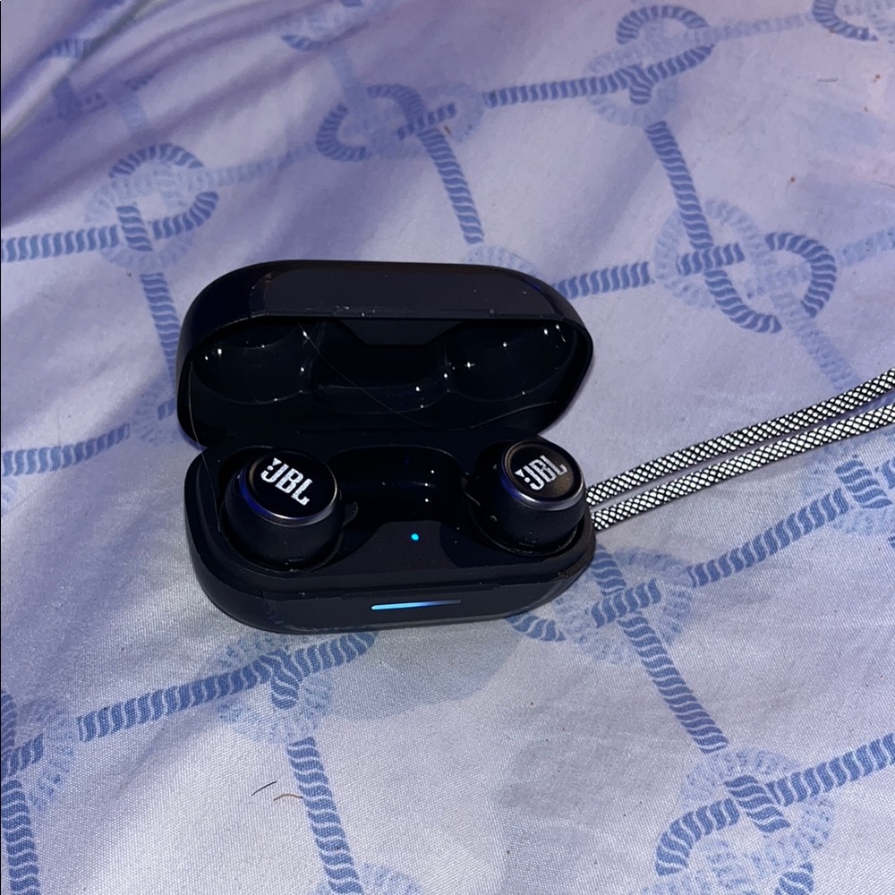 JBL Glossy Black True Wireless Earbuds